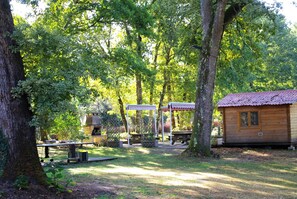 Property grounds - Cottage in a wooded park (Noaillan)