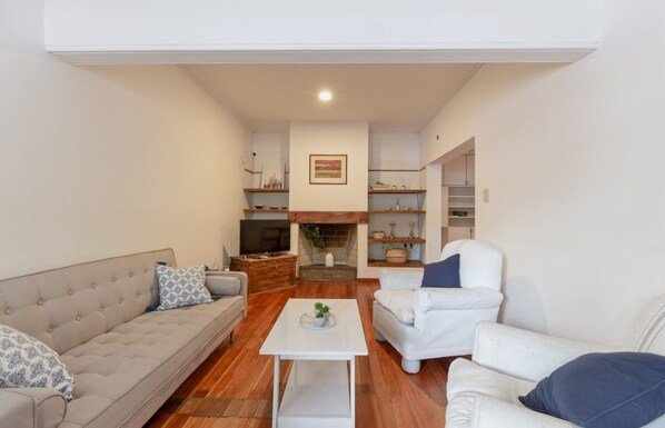 Rumah | Ruang keluarga | Smart TV 40-inci dengan saluran TV kabel, Netflix, dan film berbayar