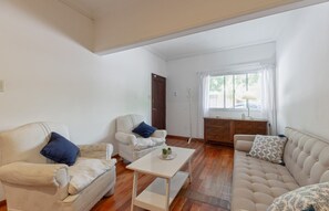 Rumah | Area keluarga | Smart TV 40-inci dengan saluran TV kabel, Netflix, dan film berbayar