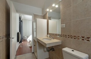 Rumah | Kamar mandi | Kombinasi shower/bathtub, pancuran hujan,  dan perlengkapan mandi gratis