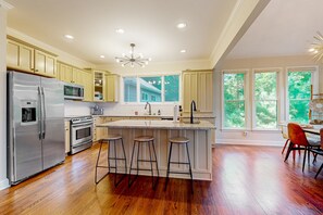 Fridge, microwave, oven, stovetop - Mountain-view house with fireplace, deck, grill, & W/D - snowbirds welcome (Jasper)