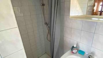 Dusche, Haartrockner, Seife, Shampoo