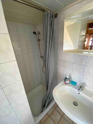 Dusche, Haartrockner, Seife, Shampoo