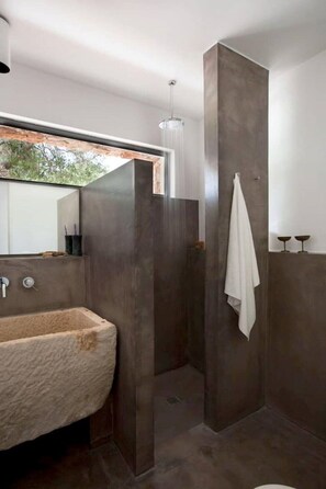 Dusche, kostenlose Toilettenartikel, Haartrockner, Bidet
