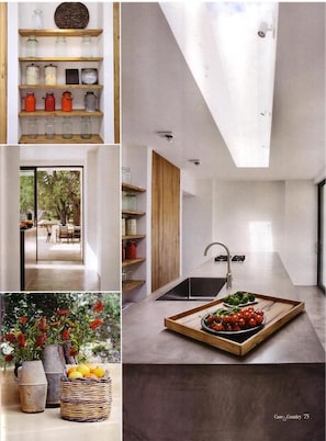 Una cocina moderna con tragaluz, estantes de madera y vistas al exterior.