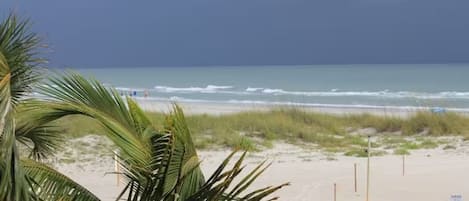 En la playa, sillas reclinables de playa, toallas de playa