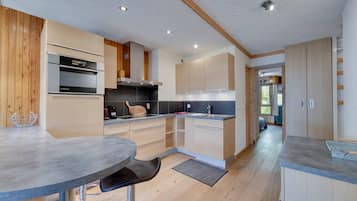 Frigorífico, microondas, horno y lavavajillas