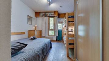 1 makuuhuone, silitysrauta/-lauta, vauvan matkasänky, vuodevaatteet