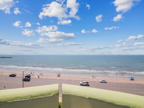 Condo (3 Bedrooms) | Property amenity