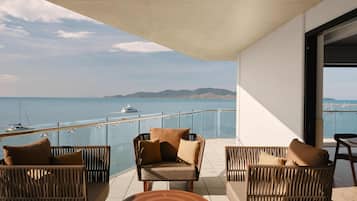 Luxury-Suite, 1 King-Bett, Meerblick | Terrasse/Patio