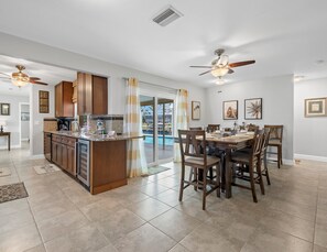 獨棟房屋, 多張床, 可使用泳池, 泳池景觀 | 用餐區