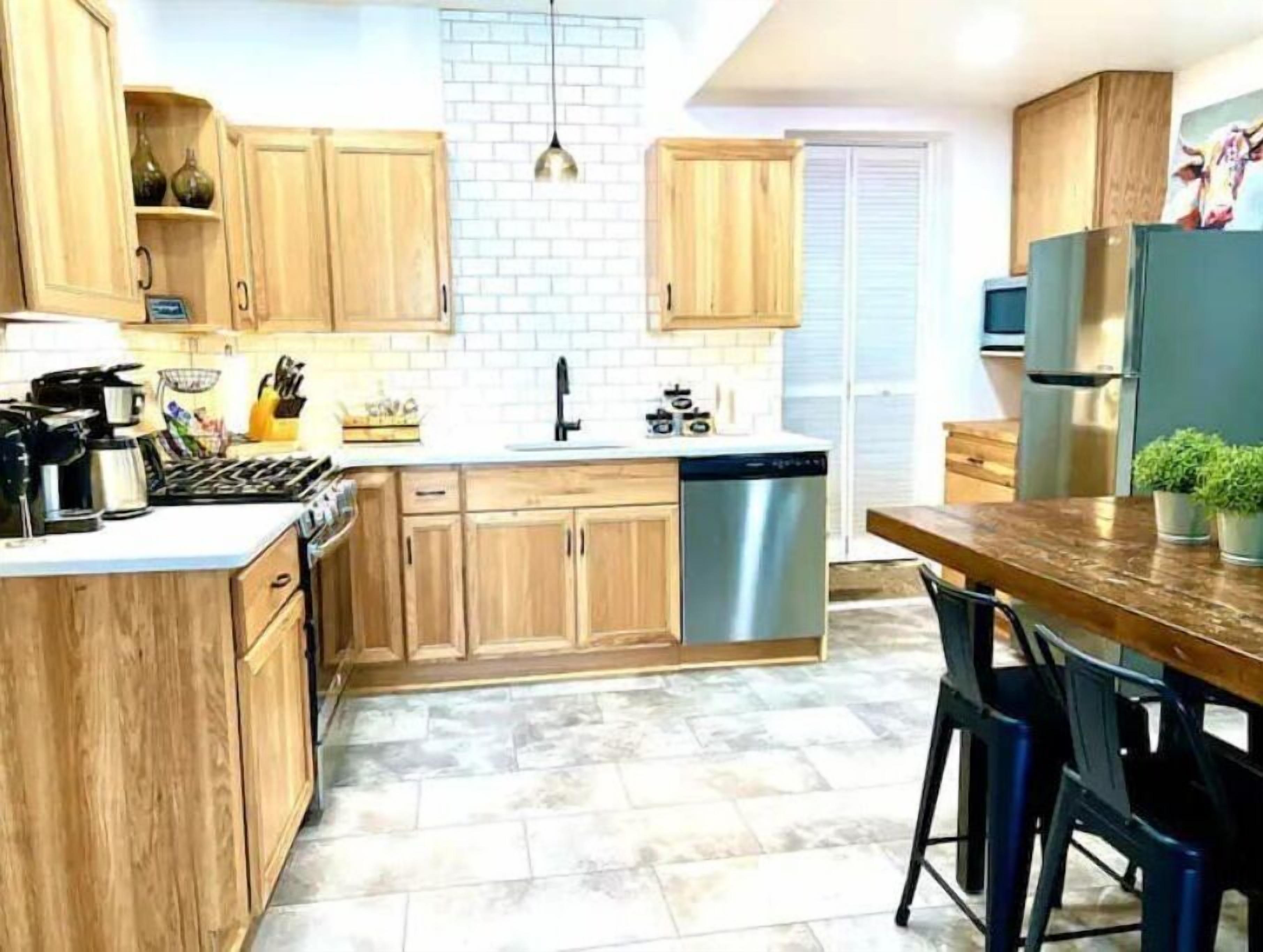 冷蔵庫、電子レンジ、オーブン、コンロ