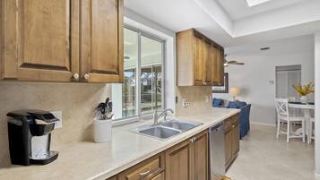 Rumah, Beberapa Tempat Tidur, akses ke kolam renang, pemandangan kolam renang | Dapur pribadi | Lemari es, microwave, oven, dan kompor