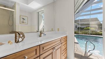 Rumah, Beberapa Tempat Tidur, akses ke kolam renang, pemandangan kolam renang | Kamar mandi | Perlengkapan mandi desainer