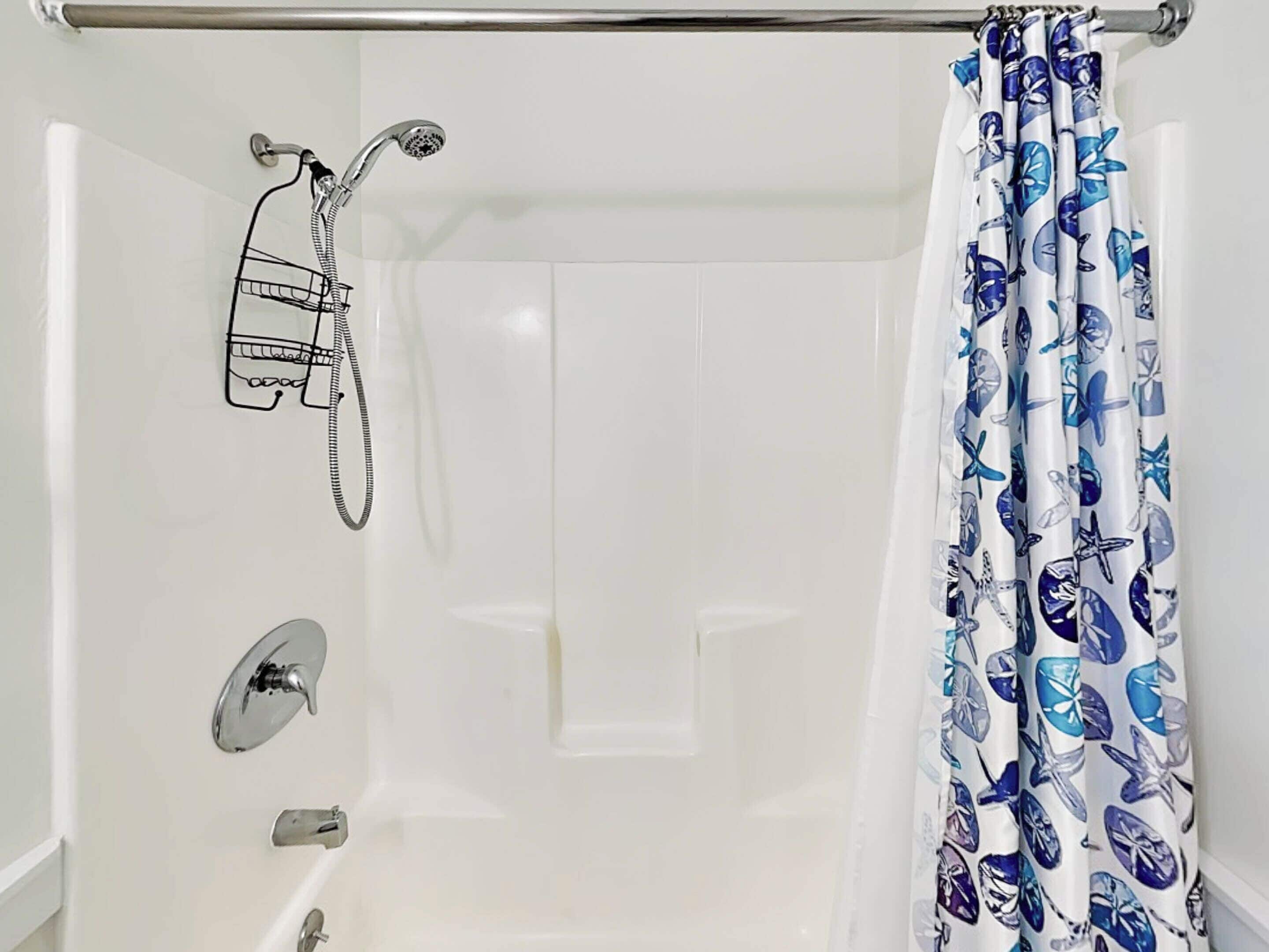 Une salle de bain avec une baignoire, une douche et des toilettes.