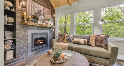 Hidden Gem Cabin: Dog friendly, cozy cabin nestled in the heart of Helen, GA
