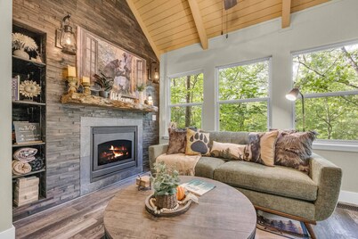 Hidden Gem Cabin: Dog friendly, cozy cabin nestled in the heart of Helen, GA