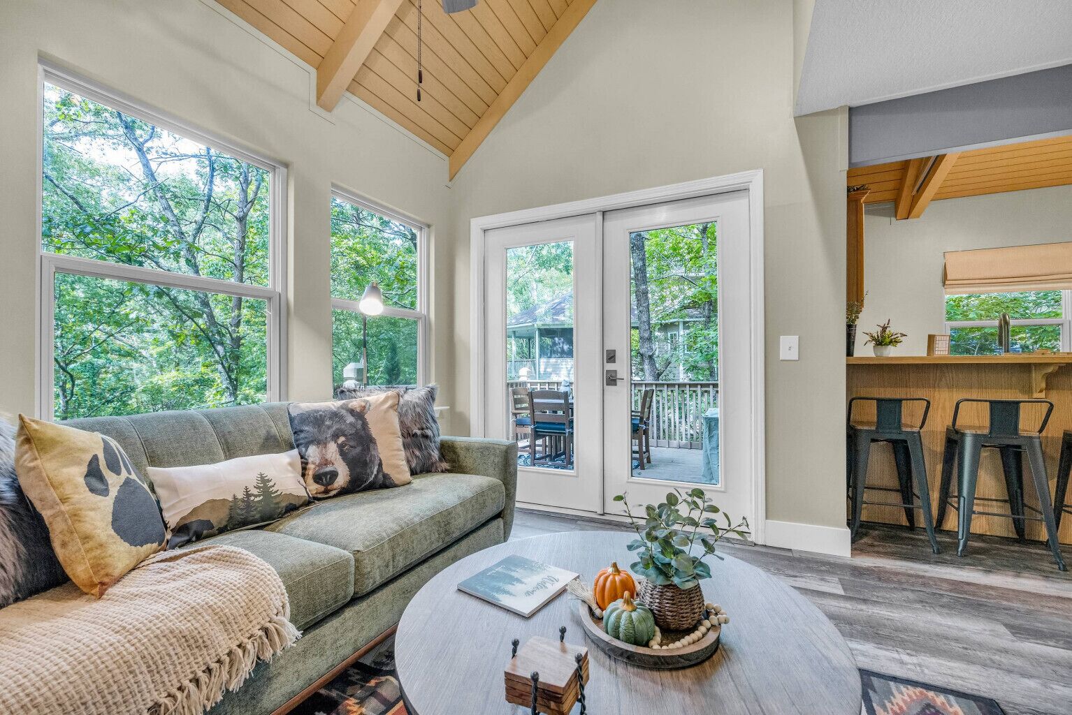 Hidden Gem Cabin: Dog Friendly, Cozy Cabin Nestled In The Heart Of Helen, Ga - Helen, GA