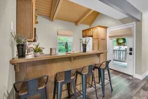 Dining - Hidden Gem Cabin: Dog friendly, cozy cabin nestled in the heart of Helen, GA (Helen)