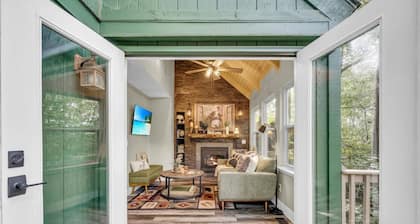 Hidden Gem Cabin: Dog friendly, cozy cabin nestled in the heart of Helen, GA