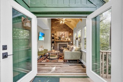 Hidden Gem Cabin: Dog friendly, cozy cabin nestled in the heart of Helen, GA