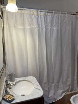 Ferienhaus | Badezimmer | Duschwanne, Regendusche, kostenlose Toilettenartikel, Haartrockner