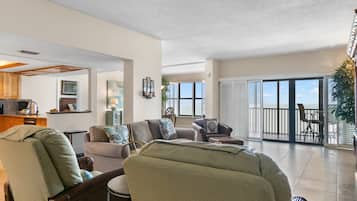 Condo (3 Bedrooms) | Property amenity