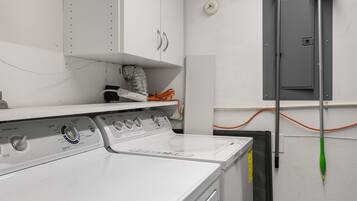 Condo (3 Bedrooms) | Property amenity