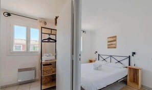 2 slaapkamers, een strijkplank/strijkijzer, wifi, beddengoed