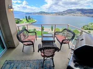 Property grounds - Sunset Waterfont Resort 12. Luxury Lakeside, stunning 3 bed/2bath Kelowna Condo. (Kelowna)