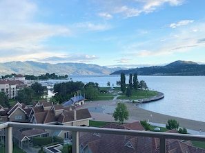 Property grounds - Sunset Waterfont Resort 12. Luxury Lakeside, stunning 3 bed/2bath Kelowna Condo. (Kelowna)