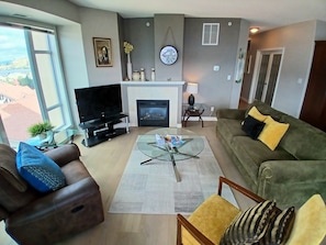 Smart TV, fireplace - Sunset Waterfont Resort 12. Luxury Lakeside, stunning 3 bed/2bath Kelowna Condo. (Kelowna)