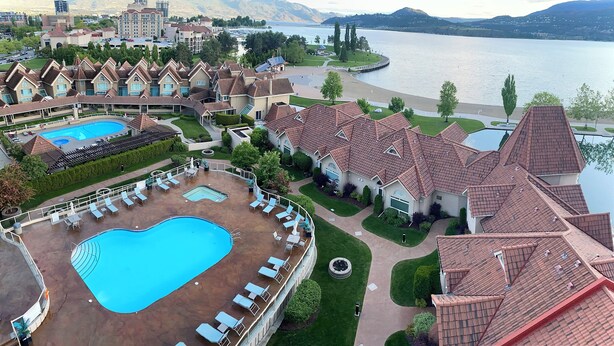 A resort with multiple swimming pools, a marina, and a view of a lake and mountains. - Sunset Waterfont Resort 12. Luxury Lakeside, Lakeview 3 bed/2bath Kelowna Condo. (Kelowna)