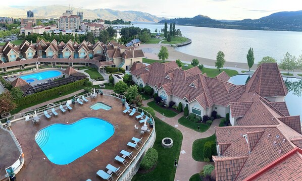 Piscina coberta i piscina a l'aire lliure 