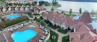 Sunset Waterfont Resort 12. Luxury Lakeside, stunning 3 bed/2bath Kelowna Condo.