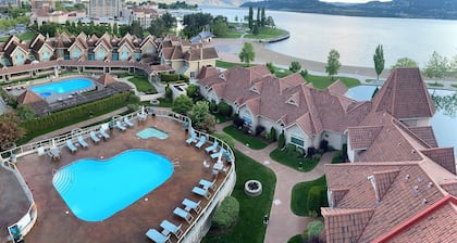 Sunset Waterfont Resort 12. Luxury Lakeside, stunning 3 bed/2bath Kelowna Condo.