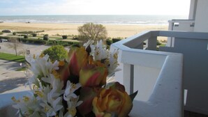 Un balcón con vista a la playa y al océano.