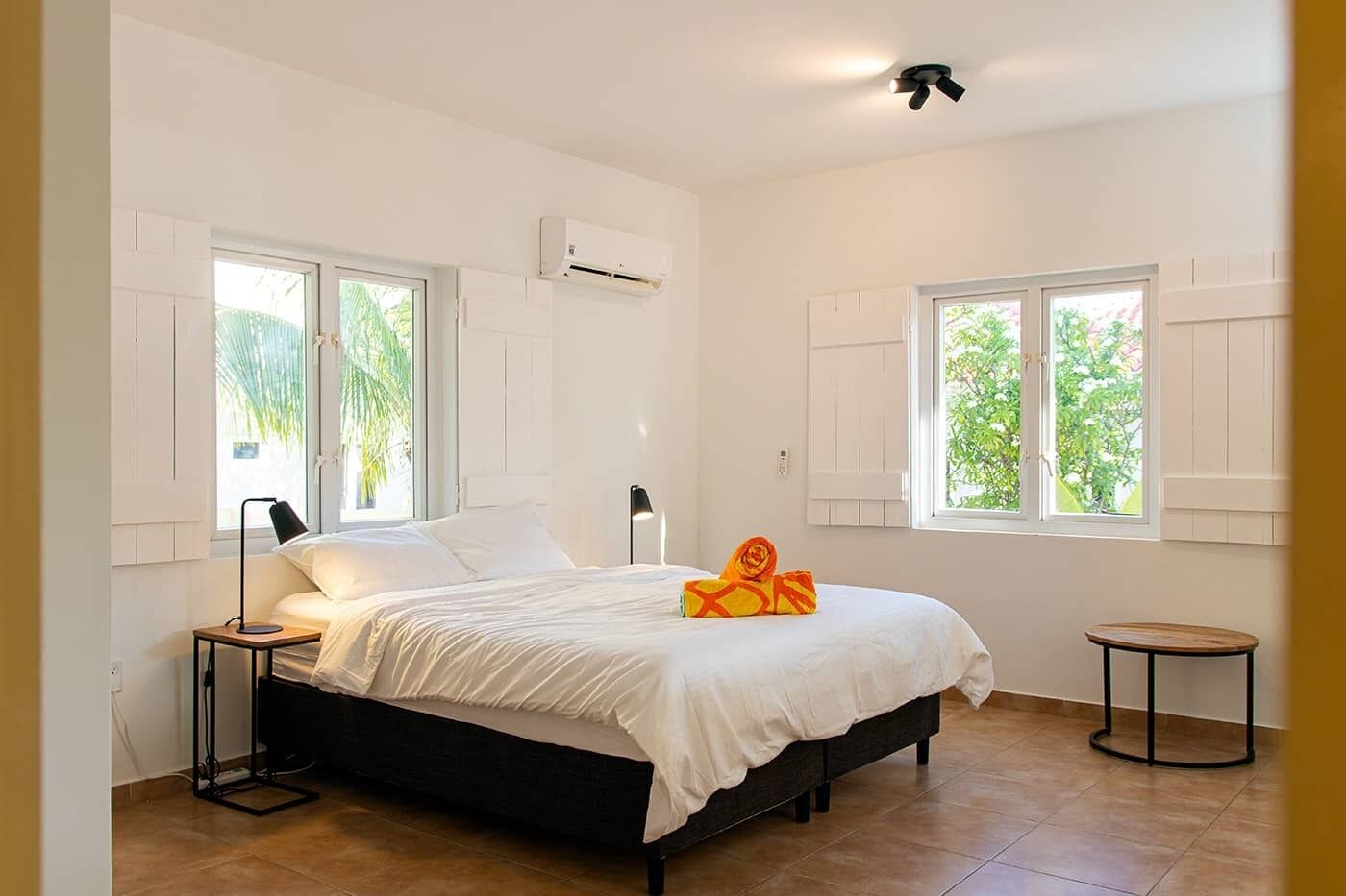 3 habitaciones, tabla de planchar con plancha, wifi y ropa de cama 