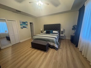 4 slaapkamers, een bureau, een strijkplank/strijkijzer, gratis wifi