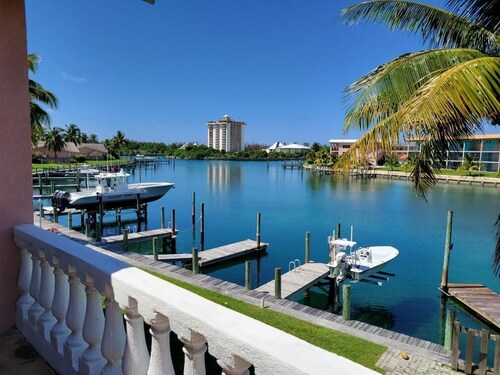 Waterfront Views, Steps From Beach, 4 Bedrooms, 40' Dock available for addl fee
