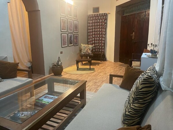 Una televisión, libros