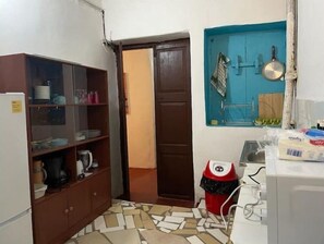 Refrigerador, microondas, parrilla de estufa y cafetera y tetera 