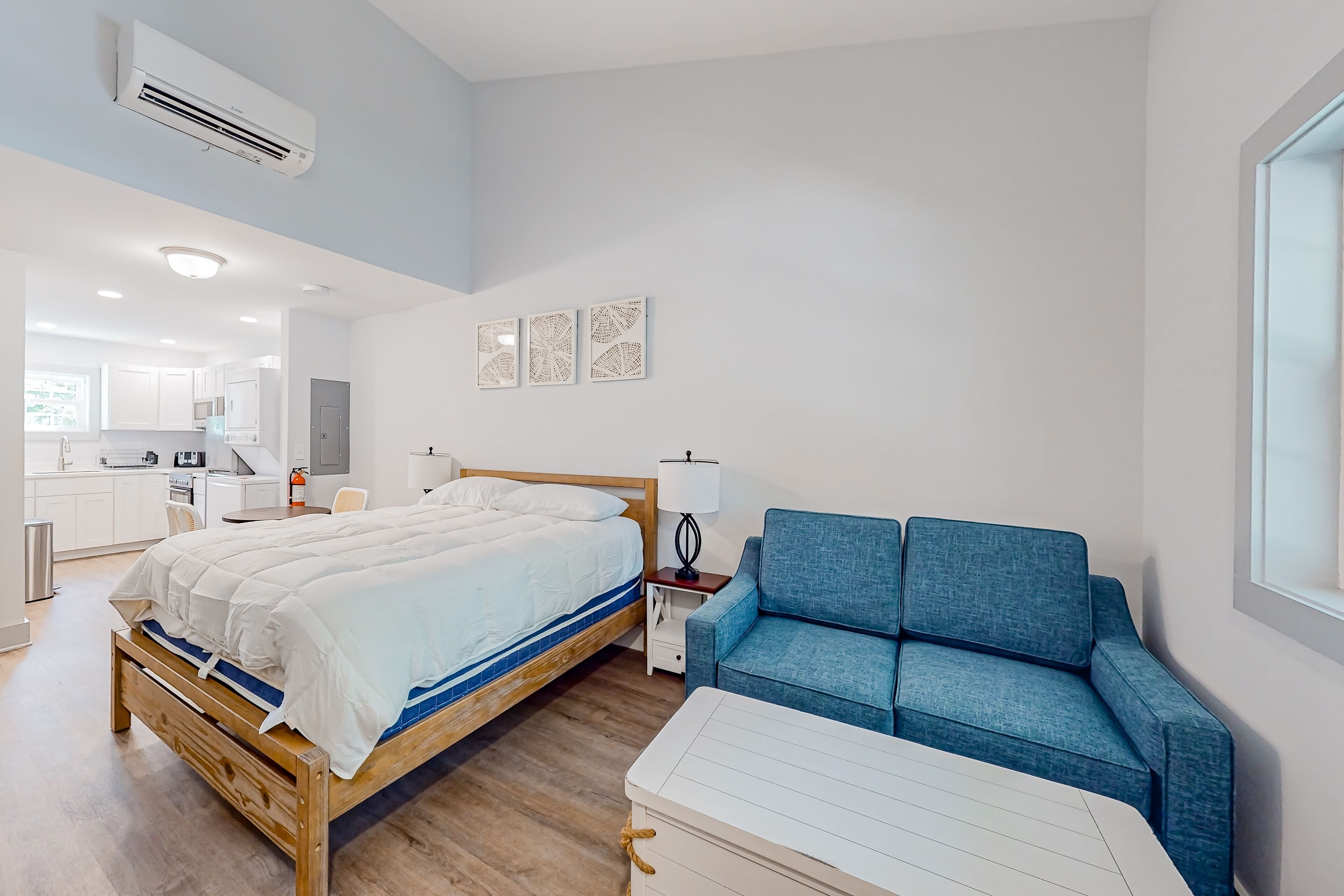 Town of Rehoboth Beach - Airy, walkable suite near the beach & boardwalk
