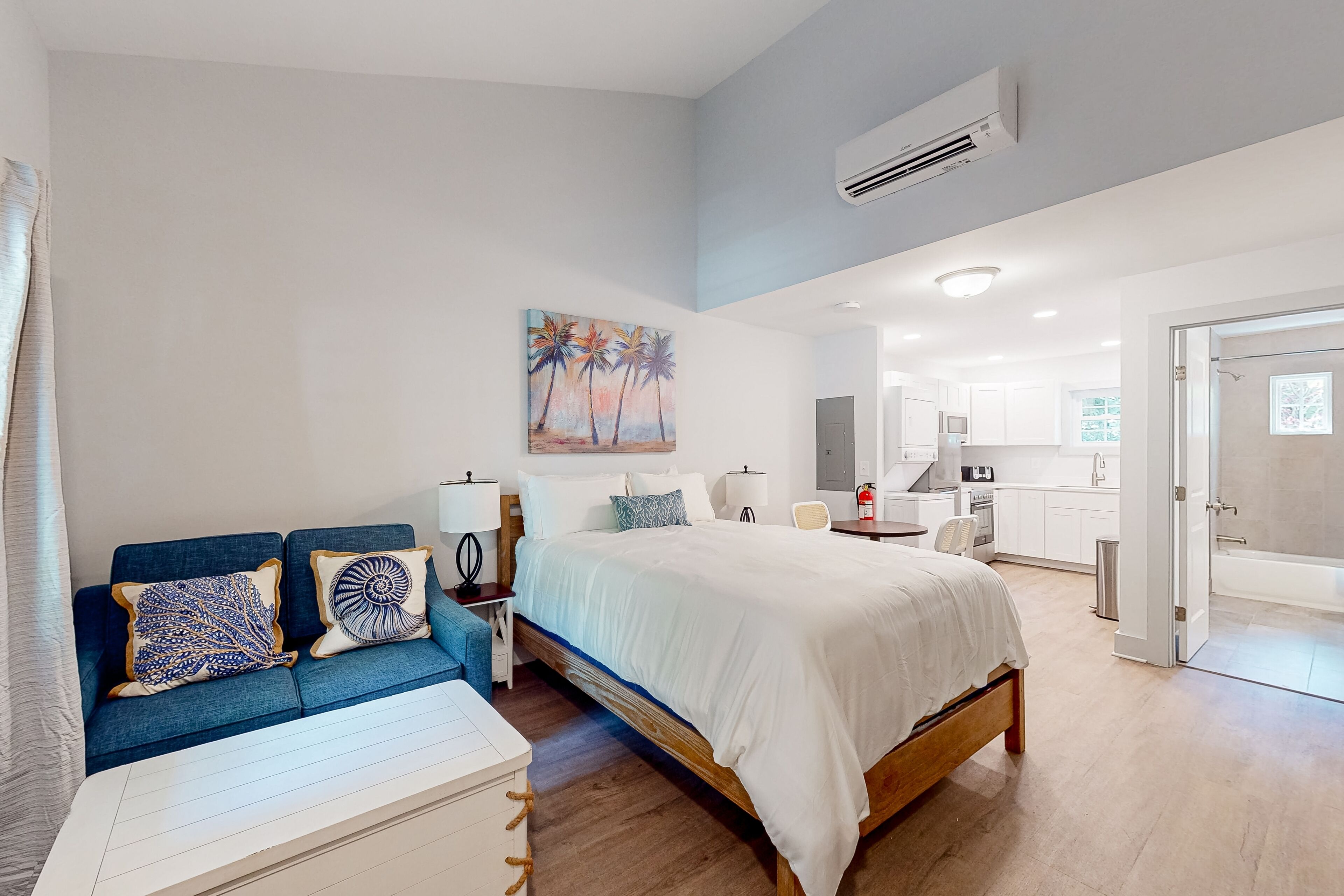 Town of Rehoboth Beach updated studio with AC, kitchen, & W/D - walk everywhere