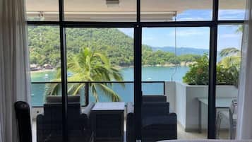 2 chambres, coffre-fort, bureau, fer et planche à repasser