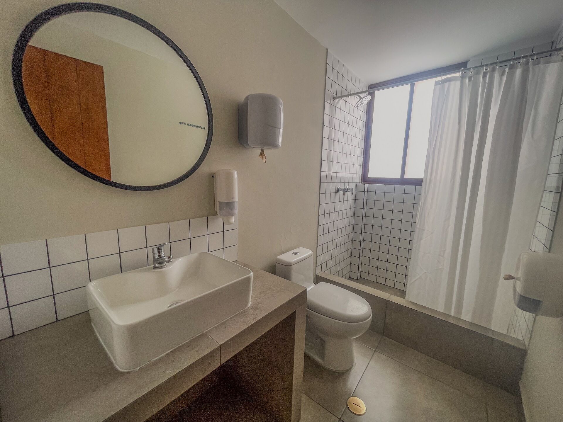 Un bagno con lavandino, WC e doccia.