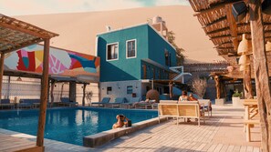 Piscine extérieure, chaises longues