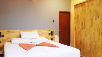 Dobbelt- eller tomannsrom – comfort | Skrivebord for bærbar PC, lydisolert og strykejern/-brett