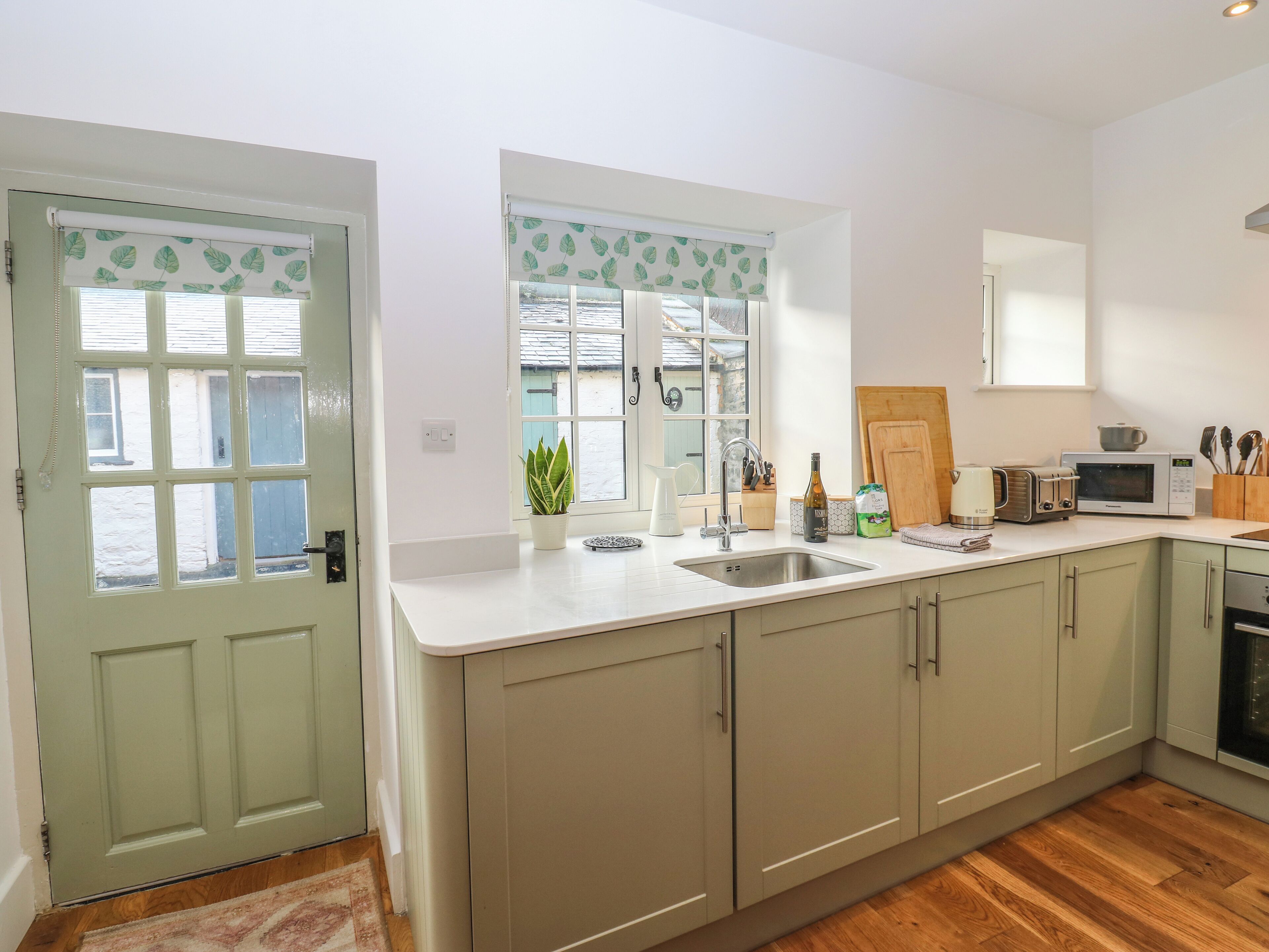 Cottage | Private kitchen | Fridge, electric kettle, toaster, cookware/dishes/utensils