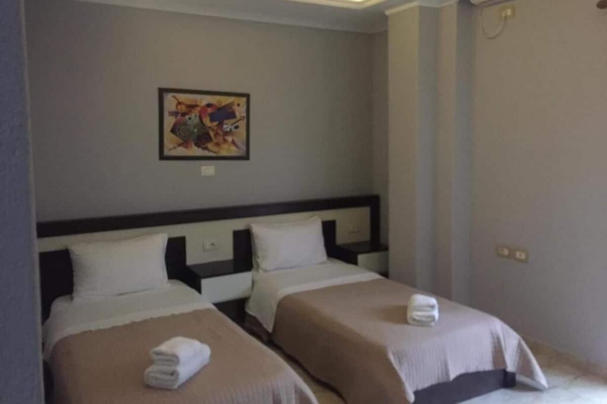 1 chambre, chambres insonorisées, Wi-Fi gratuit, draps fournis